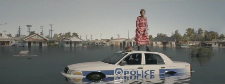 Beyoncé affonda una macchina della polizia nel video Formationpolizia