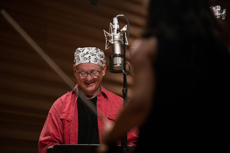 Primo piano di Bill Murray in sala d'incisione per l'album di debutto.