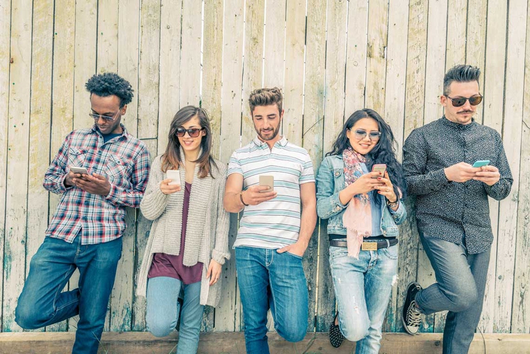 Millennial muniti di smatphone