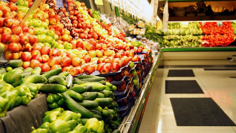 Nei reparti ortofrutticoli dei supermercati frutta e verdura sono vendute sfuse