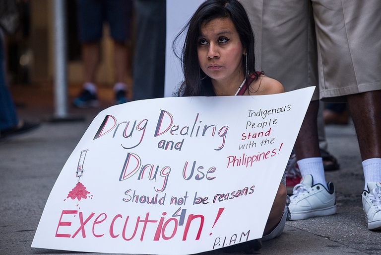 Una manifestante protesta contro le uccisioni extragiudiziali appoggiate dal presidente Duterte © Albin Lohr-Jones/Pacific Press/LightRocket via Getty Images