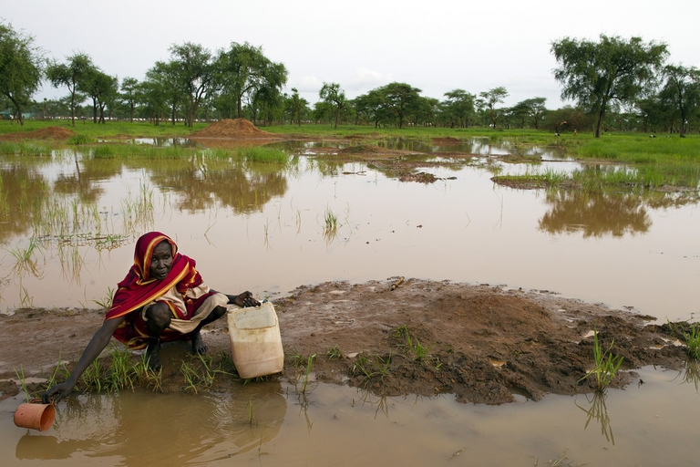Donna osserva il terreno allagato