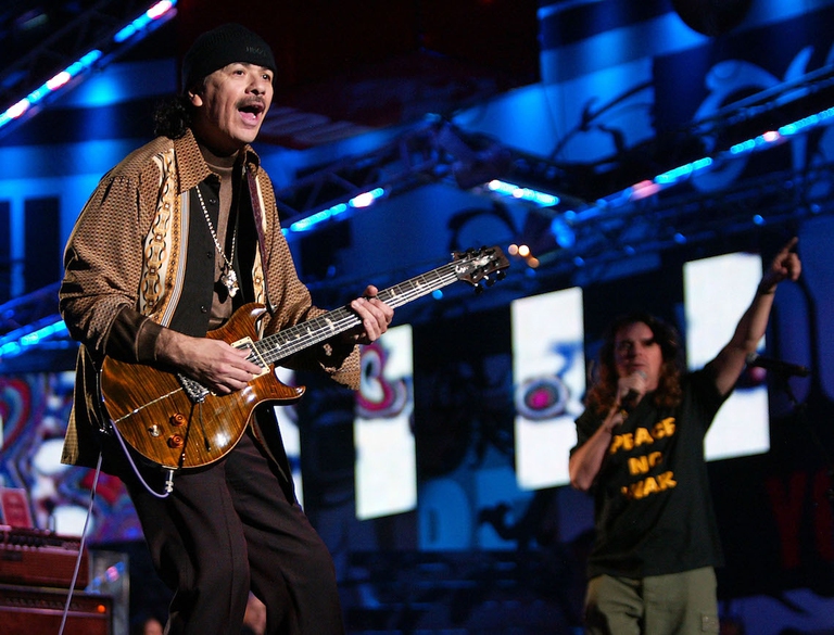 Carlos Santana e il cantante messicano Fher of Mana sullo stage del concerto "We are the Future" al Circo Massimo di Roma nel maggio del 2004.