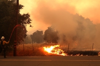 Incendi in California, il governatore Gavin Newsom dichiara lo stato d’emergenza