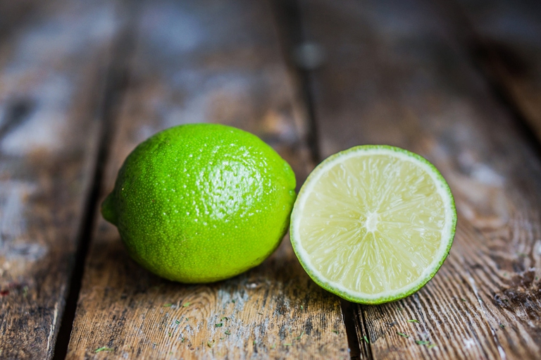 Succo di limone o anticalcare chimico? Le proprietà dell'acido citrico
