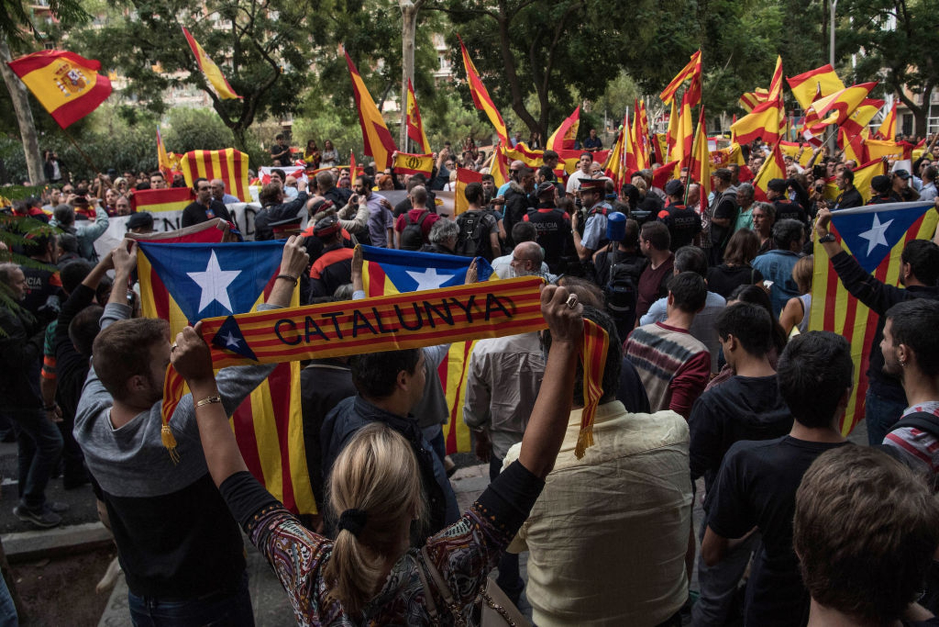 Manifestanti pro e contro l'indipendenza catalana a confronto