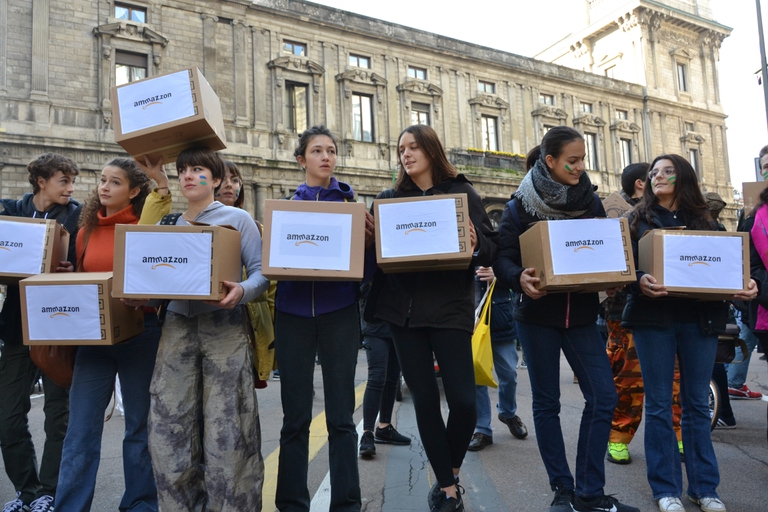 Studenti in protesta contro il Black friday e Amazon