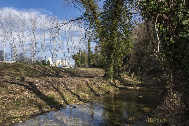 pfas, lo stabilimento miteni visto dal torrente poscola