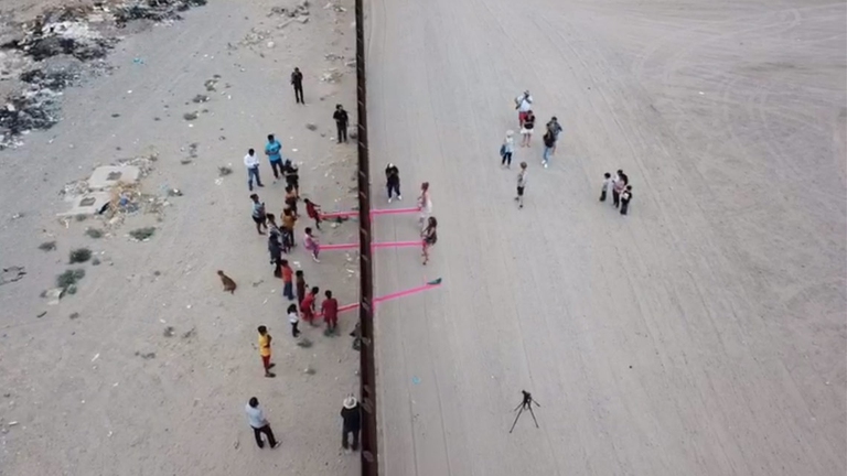 Le altalene rosa che hanno abbattuto il muro tra Messico e Stati Uniti