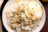 Risotto alle pere con tomino di capra, nocciole, miele e timo