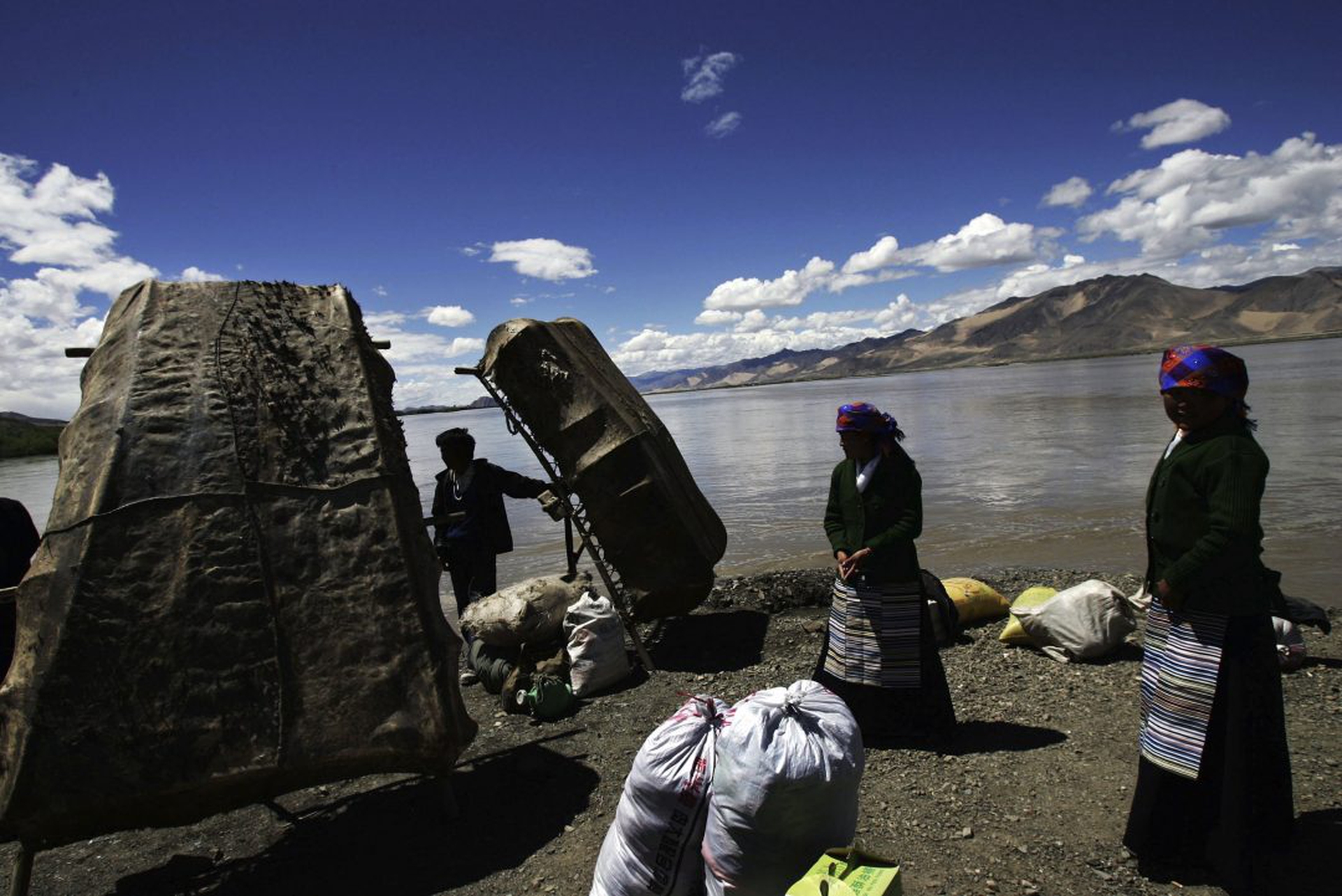 Il Brahmaputra, corso d'acqua che tocca il Tibet occupato dalla Cina, l'India e il Bangladesh