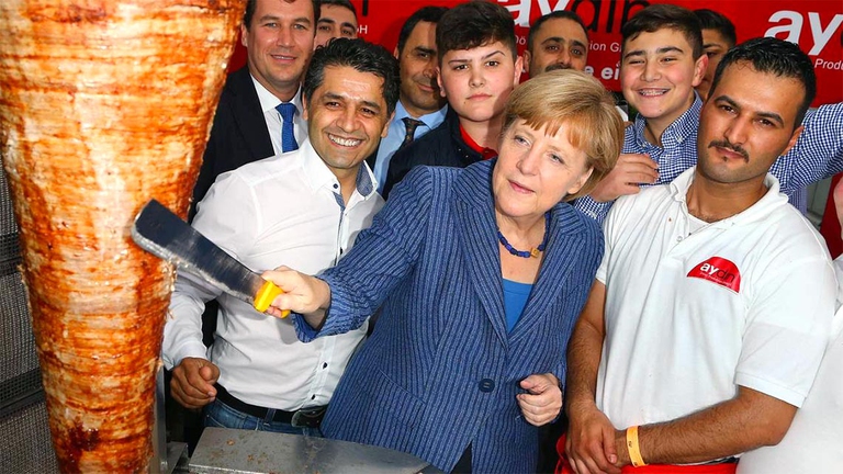 La paternità dell'invenzione del döner kebab così come lo conosciamo oggi è contesa da tre immigrati turchi in terra tedesca che l’avrebbero introdotto negli anni Settanta.
