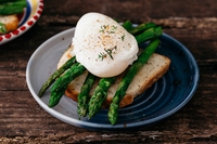 Toast con asparagi grigliati e uova in camicia