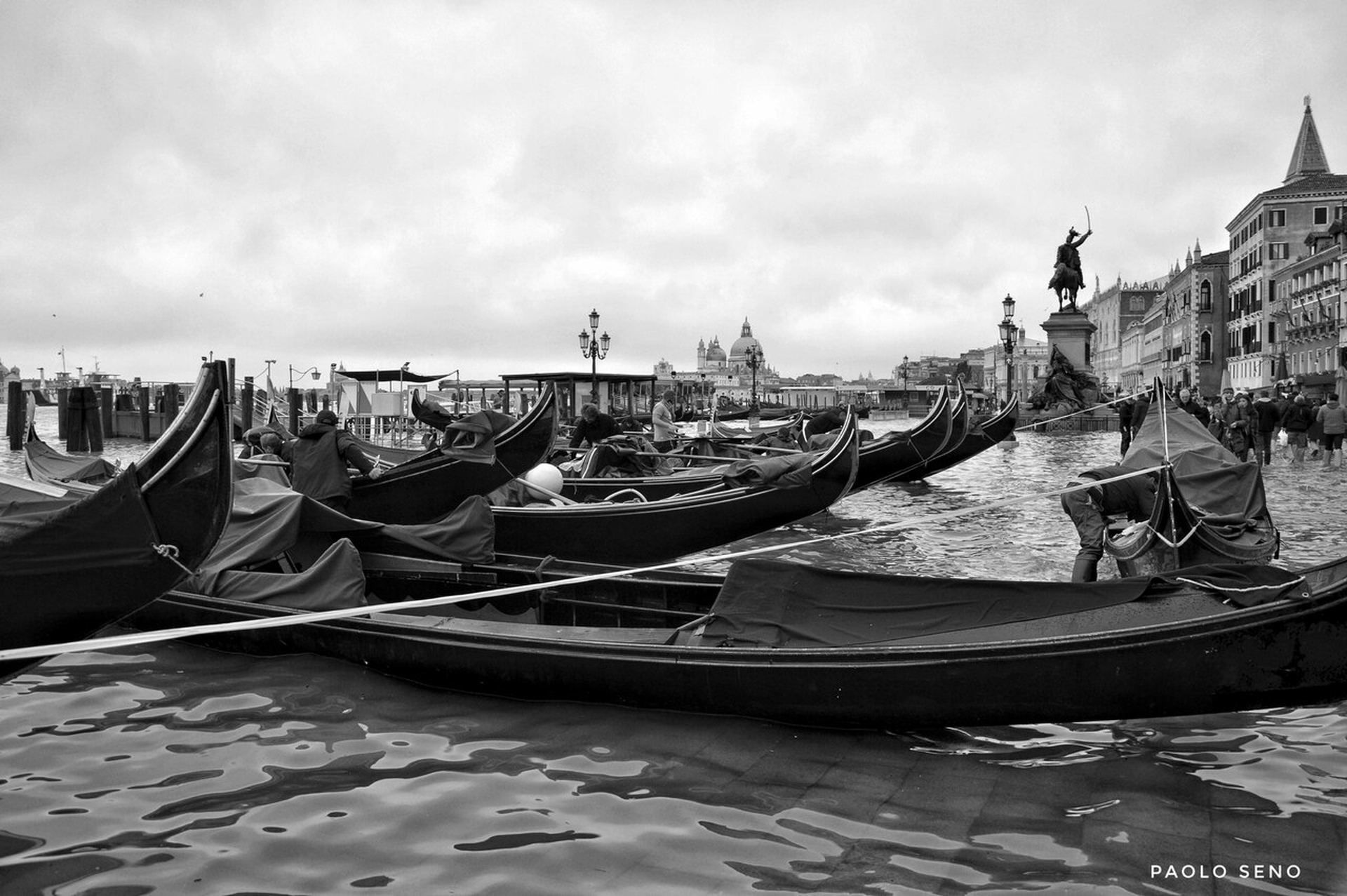 Le gondole sulla riva degli Schiavoni durante l'acqua alta © Paolo Seno