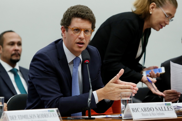 Ricardo Salles durante una conferenza