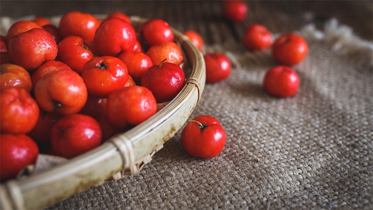 L'acerola è un frutto di bosco molto simile alla ciliegia.