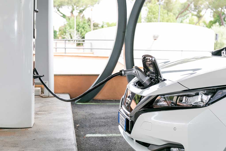 Per una ricarica all’80 per cento, da una colonnina a ricarica rapida basta un'ora, quasi 6 ore da una wallbox da 7 kW e oltre 20 da una presa domestica. 