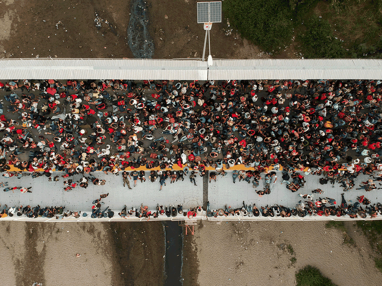 La carovana di migranti bloccata su un ponte al confine tra Guatemala e Messico