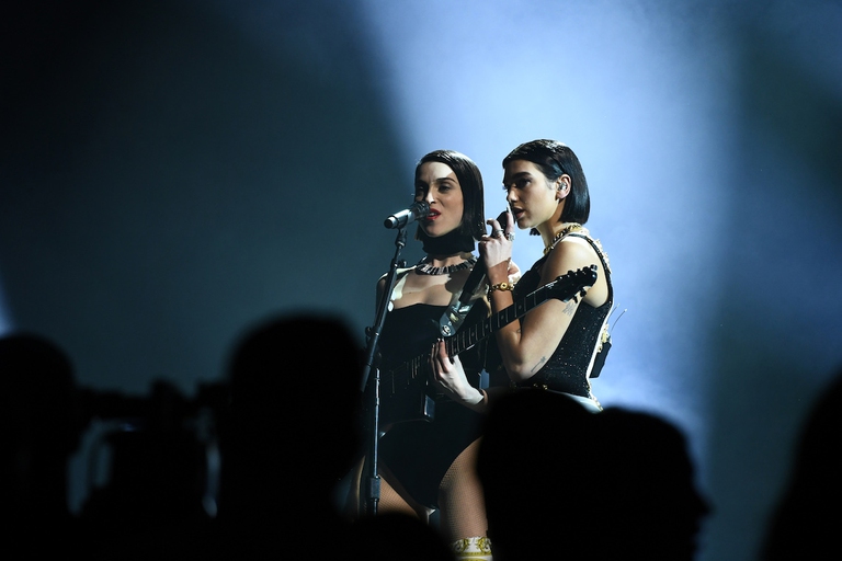 Le artiste Dua Lipa e St. Vincent duettano sul palco dei Grammy awards 2019.