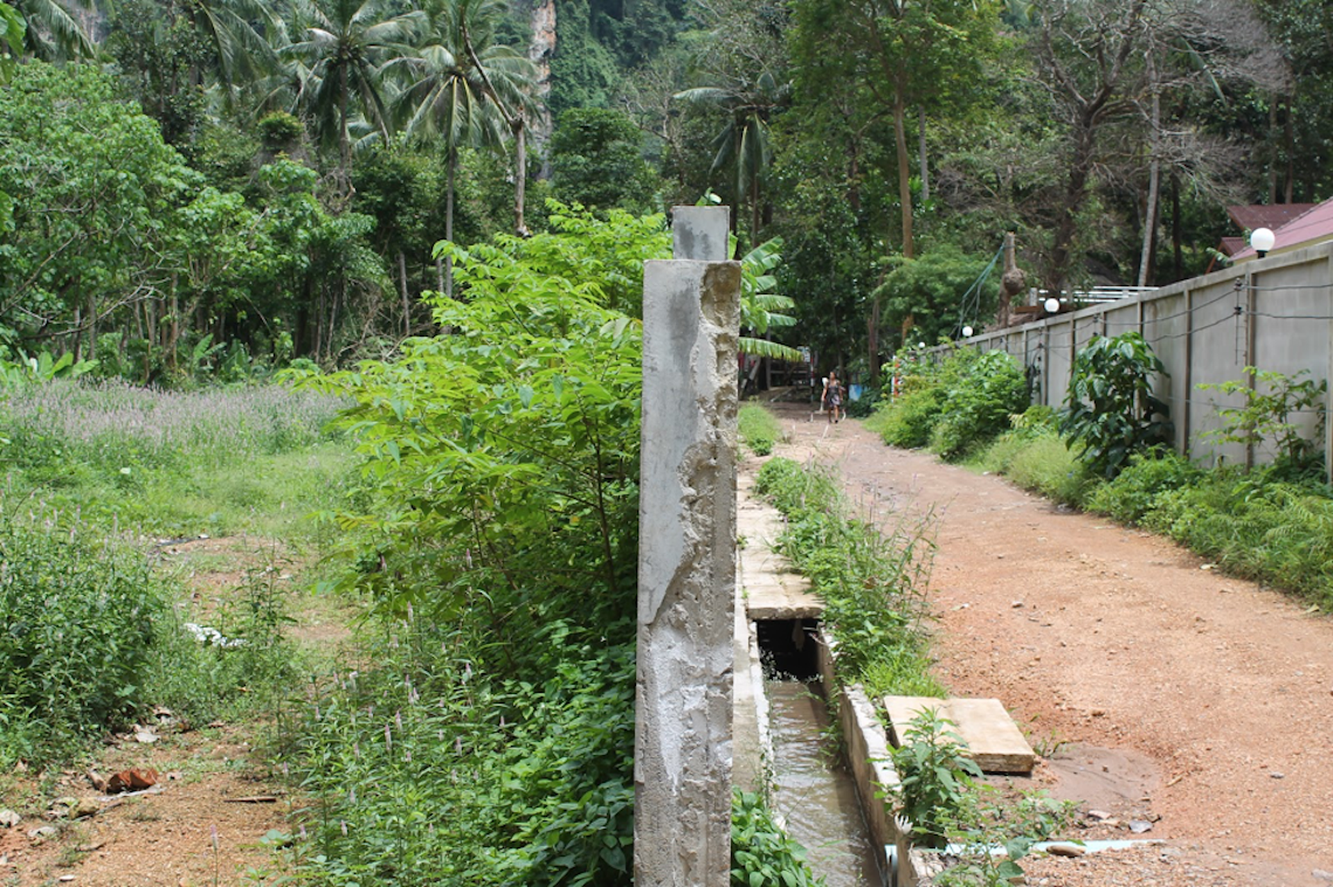 The wall separating Tonsai from the sea