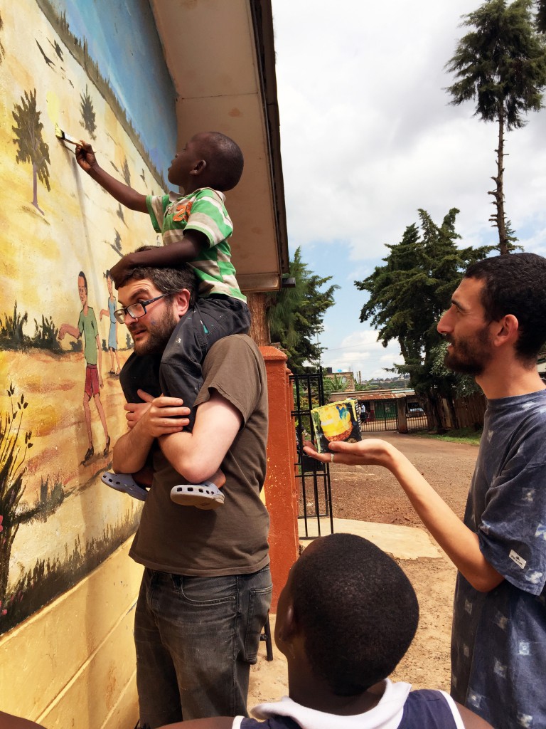 Un momento dell’esecuzione del wall painting con i bambini di Ndugu Mdogo durante l’edizione pilota di Darajart, 2015 © Cherimus