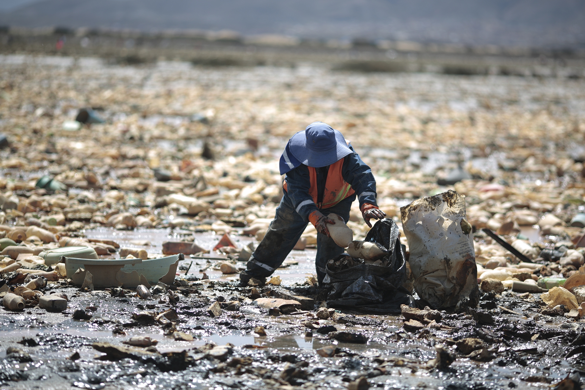 Ripulire il lago dai rifiuti