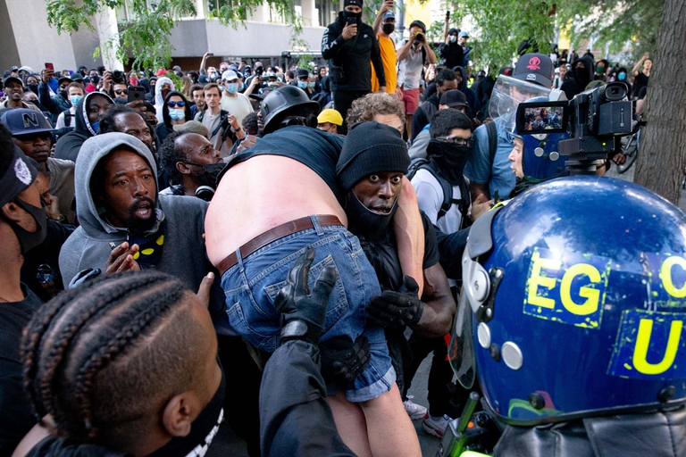 Un manifestante anti-razzista salva un estremista di destra, 13 giugno 2020, Londra ©Luke Dray/Getty