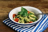 Spaghetti di zucchine con pesto e pomodorini