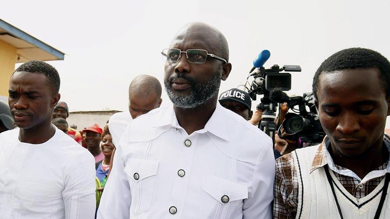 Al primo turno Weah era arrivato in testa ottenendo il 38,4% dei voti, mentre Boakai si era fermato al 28,8%. L'avvicendamento con la attuale presidente Ellen Johnson Sirleaf è in programma per il 22 gennaio. Si tratterà della prima transizione democratica fra due presidenti eletti nel Paese dal 1944.