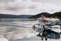 Quadrofoil: The electric water motor sailing over water