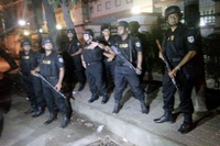 Bangladesh, spari e bombe in caffè di Dacca al grido di ‘Allah è grande’: italiani in ostaggio