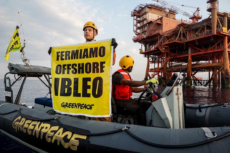 Membro di Greenpeace Italia durante la protesta nel mare siciliano