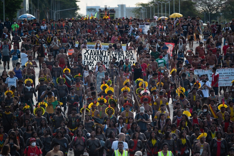 Le proteste dei popoli indigeni a Brasilia