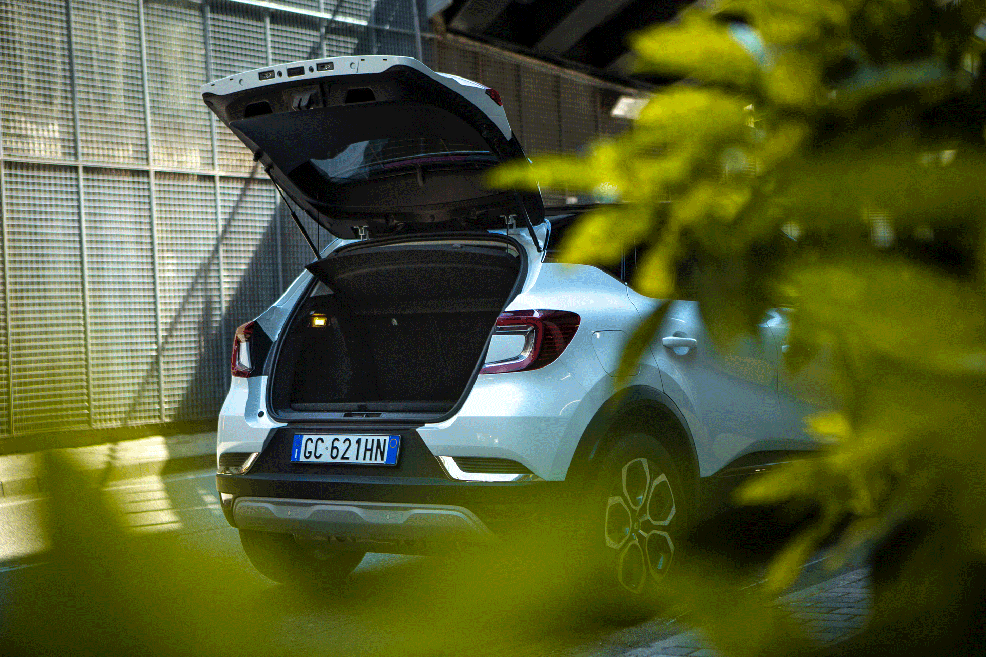 Captur-plug-in-hybrid.6-gif