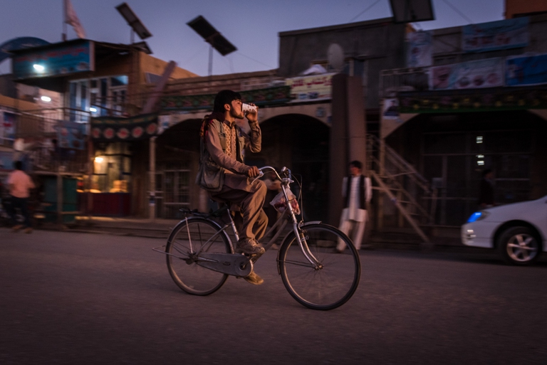 ragazzo in bici in afghanistan