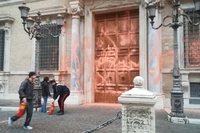 Perché Ultima generazione ha imbrattato il Senato e cosa rischiano gli attivisti