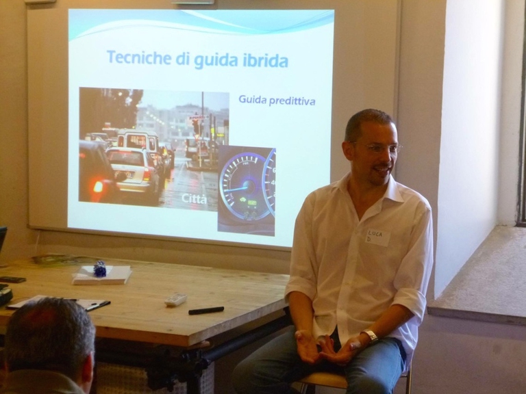 Luca Dal Sillaro durante il corso di guida organizzato dal Gruppo Acquisto Ibrido