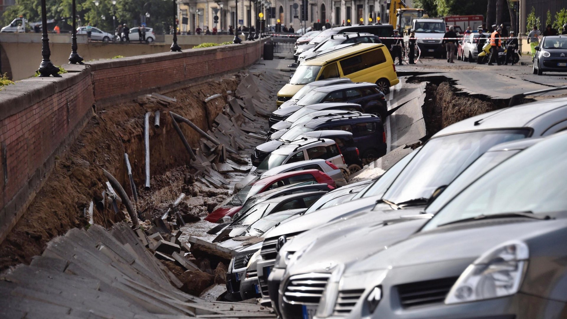 Люди которые ушли под землю. Провалы дорог в Москве. Обвалилась дорога в США. В Америке автомобиль провалился. Обрушение асфальта.