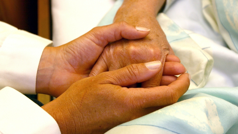 Passa la legge spagnola sull'eutanasia