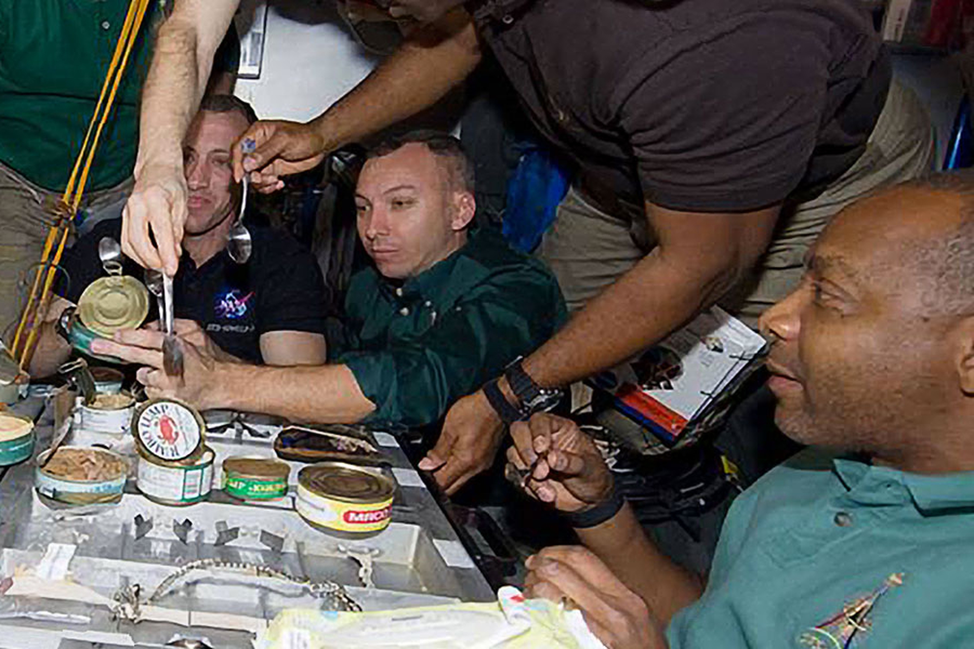 What astronauts can and can't eat in space - LifeGate