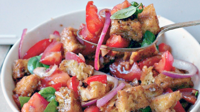 Anche attraverso le ricette della tradizione come la panzanella, gli italiani provano a non sprecare il pane.