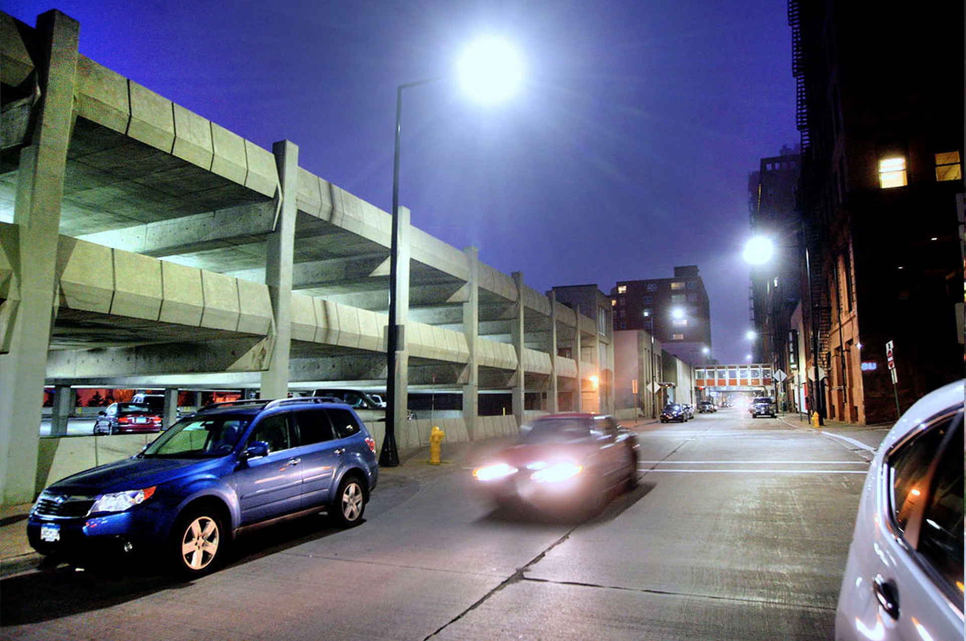 Un lato di questa strada è illuminato a Led. L'altro no