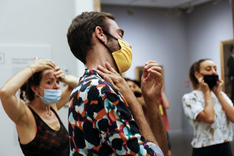 Esercizi di danza contemporanea per la classe di Dance Well nell'Accademia Carrara di Bergamo