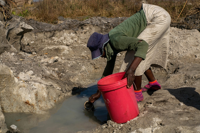 Adelaide sudafrica donna che raccoglie l'acqua da una pozzanghera