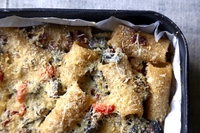 Pasta integrale al forno con pomodori, melanzane, capperi e formaggio