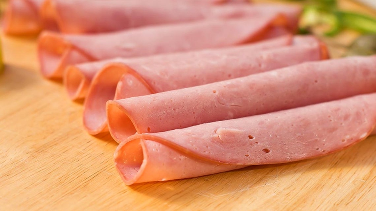 Nell'industria alimentare, i polifosfati trovano impiego come agenti addensanti, capaci di migliorare l'aspetto e la consistenza di molti prodotti quali formaggi fusi e carni conservate. Nel prosciutto cotto e nella spalla cotta, in particolare, esaltano la morbidezza delle carni aumentando la percentuale di acqua trattenuta. Per lo stesso motivo, i polifosfati vengono impiegati nella preparazione di varie tipologie di salumi cotti, carni in scatola, salse e budini, mentre nei formaggini aiutano a migliorarne la spalmabilità. Oltre ad esaltare tutte queste caratteristiche particolarmente apprezzate dal consumatore, l'impiego di polifosfati permette di monetizzare anche l'acqua extra trattenuta nell'alimento.