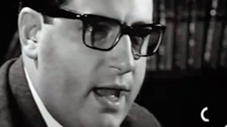 Umberto Eco vince nel 1954 un concorso per l'assunzione di telecronisti e funzionari.