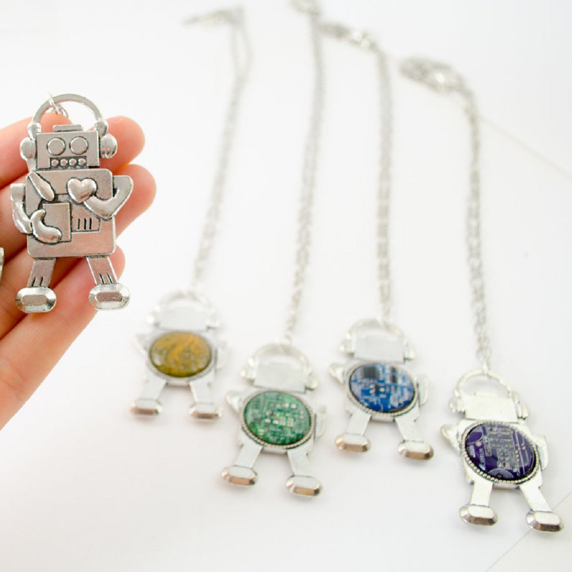 Circuit breaker labs, dal riciclo di circuiti elettrici nascono gioielli ecologici