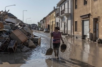 Emilia-Romagna, migliaia di volontari al lavoro nel fango dopo l’alluvione