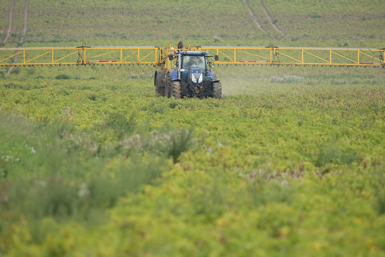 pesticidi campo trattore